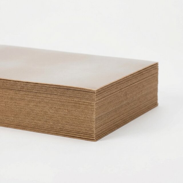 Seitenansicht gestapelter Antirutschpapier-Bögen